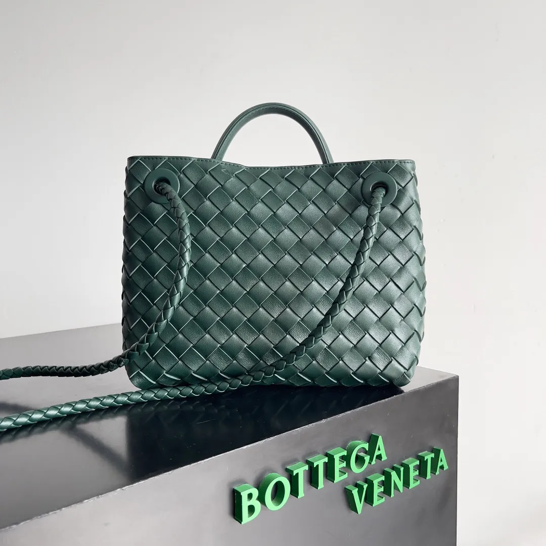 The 2023 new Andiamo batch of 1860 BV has been shipped‼ ️Really popular🔥The new Andiamo woven handbag launched by Bottega Veneta this season is really popular all over the world! ! Celebrities at home and abroad have worn it, and Oscar-winning actress Michelle Yeoh has taken it out on the street. Song Jia, Trai Yara, Yu Feihong, Sanji Ayaka, Rosie Hunting-Whiteley, Yoshioka Riho, etc. have all picked up this bag. It is classic and versatile, showing off its temperament, and the bag capacity is also large, which is very convenient for daily commuting! ! A variety of carrying methods, the shoulder straps can be adjusted by yourself, the original lambskin feels soft and delicate, and the neutral style is made to break gender boundaries and bring a more practical and longer-lasting use experience. Andiamo, which has both elegant and casual styles, perfectly interprets the true appearance of "fashionable old money style". Style number: 743568 Size: 25*22*10.5cm